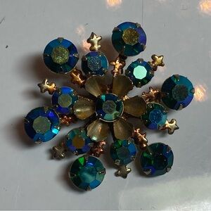 Vintage metal brooch. Blue stones. Gold tone.